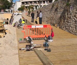 Rampa que se est&aacute; construyendo y que mejorar&aacute; el acceso