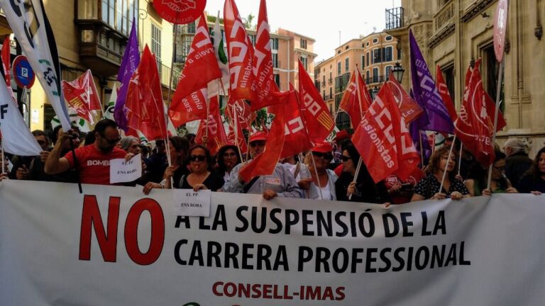 Imagen de la manifestación a su paso por Cort