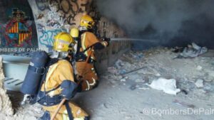 Bombers de Palma sofocando el incendio