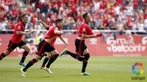 Lo jugadores celebrando uno de los goles