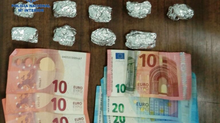Imagen de la droga y el dinero incautados