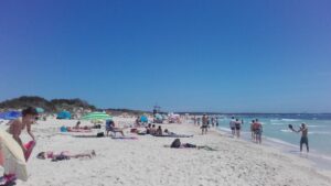 playa turistas calor