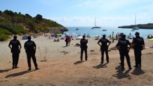 Polic&iacute;a Local en la cala mallorquina