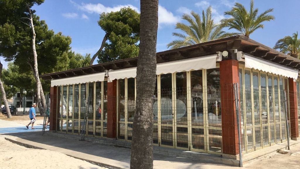 Imagen de uno de los balnearios de la playa del Port d'Alcúdia