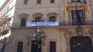 cort palma pancarta refugiados