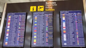 pantallas aeropuerto turistas