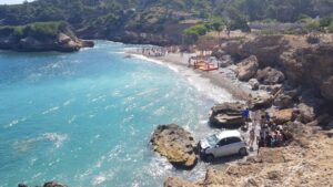 La ca&iacute;da del coche ha sorprendido a los ba&ntilde;istas