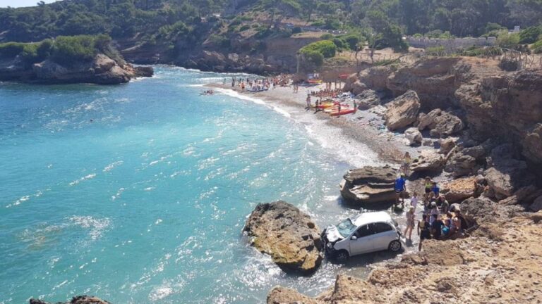 La caída del coche ha sorprendido a los bañistas