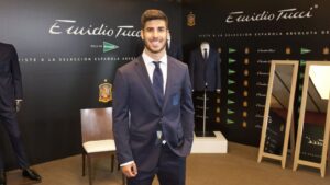 El mallorqu&iacute;n Marco Asensio luciendo su traje de la Selecci&oacute;n Espa&ntilde;ola