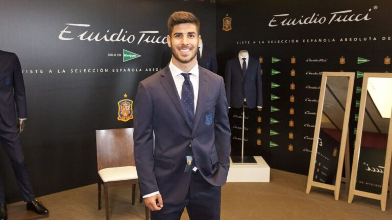 El mallorquín Marco Asensio luciendo su traje de la Selección Española
