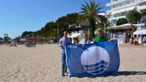 Bandera azul en Cala Gran de Cala d'Or