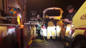Imagen del rescate de las tres personas del coche