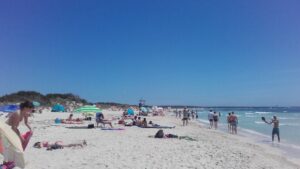 playa turistas calor