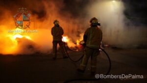 www.mallorcadiario.com_galerias-noticias_galerias_519782_incenciocontenedoresplayadepalmabomberos_1_