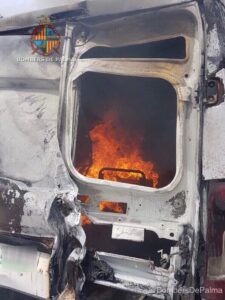 www.mallorcadiario.com_galerias-noticias_galerias_520122_furgonetallamasincendiobomberos_1_