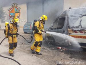 www.mallorcadiario.com_galerias-noticias_galerias_520122_furgonetallamasincendiobomberos_2_