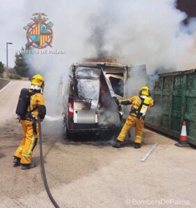 www.mallorcadiario.com_galerias-noticias_galerias_520122_furgonetallamasincendiobomberos_3_