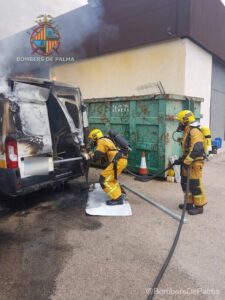 www.mallorcadiario.com_galerias-noticias_galerias_520122_furgonetallamasincendiobomberos_4_
