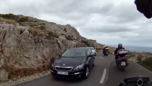 Coches en faro de Formentor