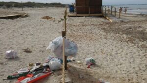 La basura se acumula sin que nadie la recoja