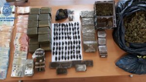 17 kg de hachis, 2 kg de marihuana y unos 18000 euros