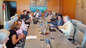 Instantes antes de comenzar la reuni&oacute;n en el Ajuntament de Calvi&agrave;