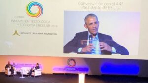 Imagen del momento de la charla con Barak Obama, este viernes en Madrid