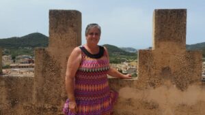 La alcaldesa de Andratx posa en la torre del Castell, con una vista privilegiada del municipio