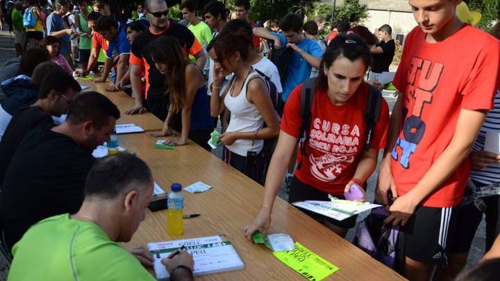 Voluntarios expendiendo los certificados a los 'marxaires'