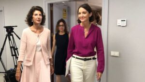 La ministra de Turismo, Reyes Maroto junto a la presidenta de CAEB, Carmen Planas