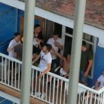 Imagen de archivo de turistas en el balcón de un hotel