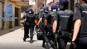 Agentes llegando al domicilio en el que detuvieron a los cabecillas