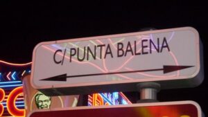 La sala se encuentra debajo del edificio Apolo, en Punta Ballena