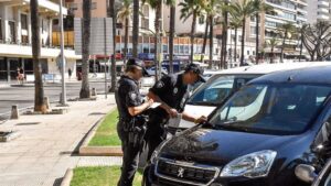 La Polic&iacute;a Local de Palma, sancionando a los veh&iacute;culos
