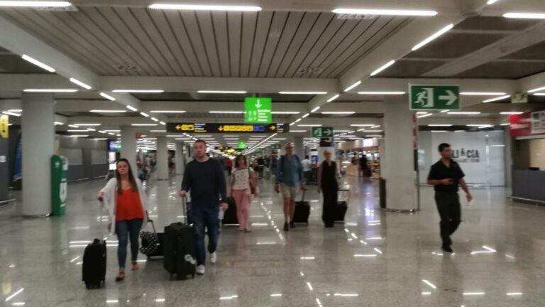 aeropuerto son sant joan turista