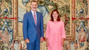 El rey Felipe VI y la presidenta del Govern, Francina Armengol, en su encuentro hoy en la Almudaina