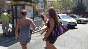 El abanico y los sombreros, fundamentales en la calle