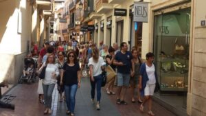Las ventas del comercio mejoran un 4,6 por ciento y atraen casi 2.000 millones de gasto turístico