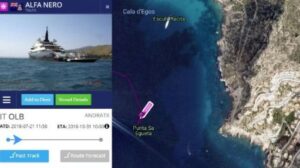 Imagen de uno de los yates fondeados