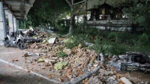 Un edificio colapsado tras el terremoto en Bali, Indonesia