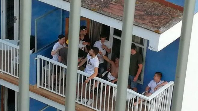 Imagen de archivo de turistas en el balcón de su hotel