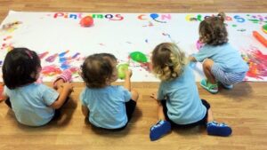 Ni&ntilde;os pintando en una escoleta