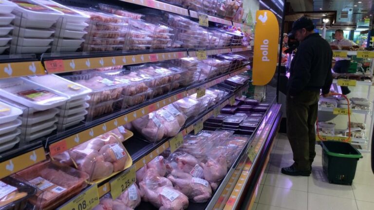 supermercado estanter&iacute;a pollo