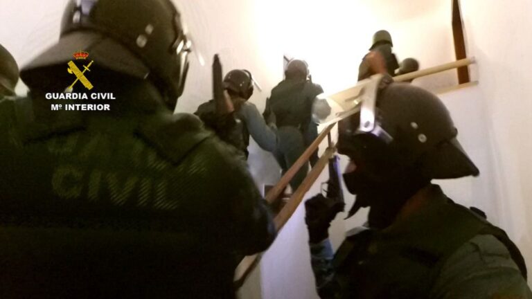 Imagen de la Guardia Civil en plena operación