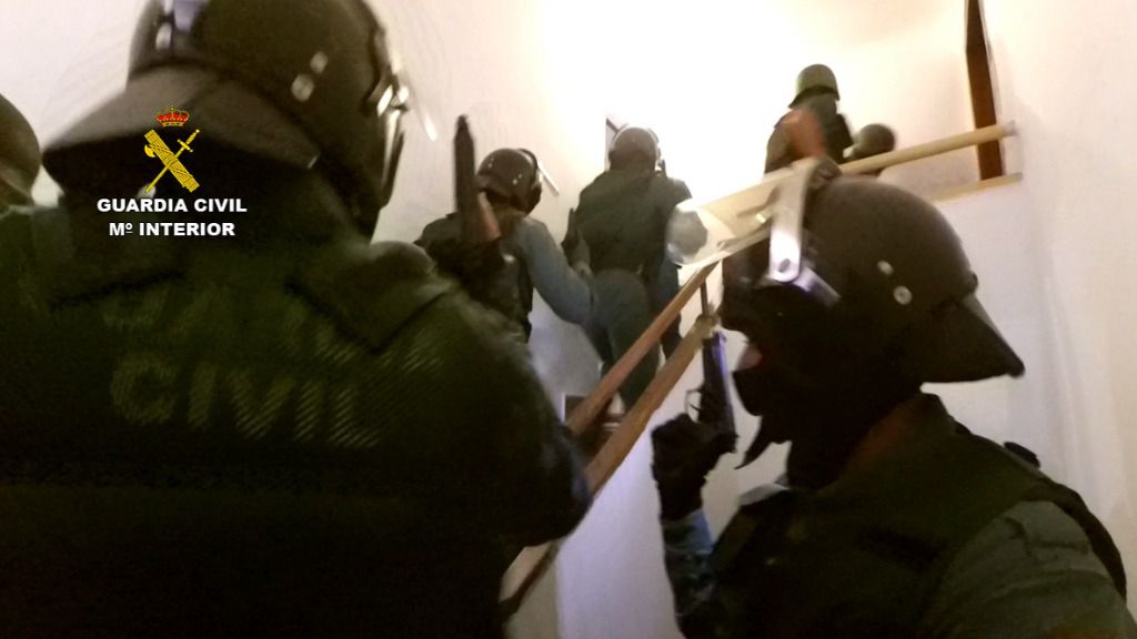 Imagen de la Guardia Civil en plena operación