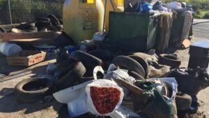 Imagen de los residuos apilados fuera de los contenedores