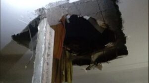 Imagen del techo de la vivienda que se vino abajo