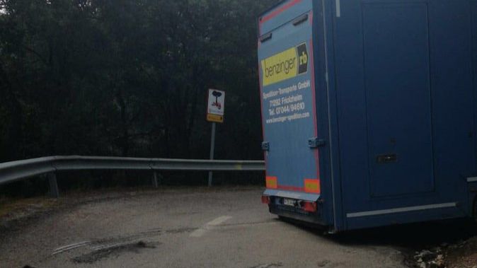 Imagen del camión, atrapado en la carretera