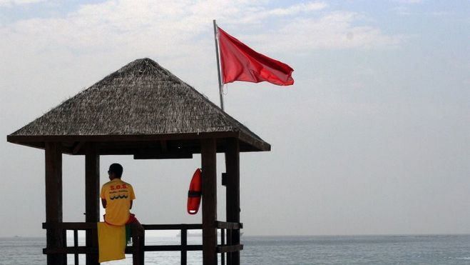 La bandera roja ondea de nuevo en las playas palmesanas