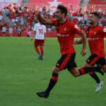 Abdón celebra el gol con los aficionados (RCD Mallorca)
